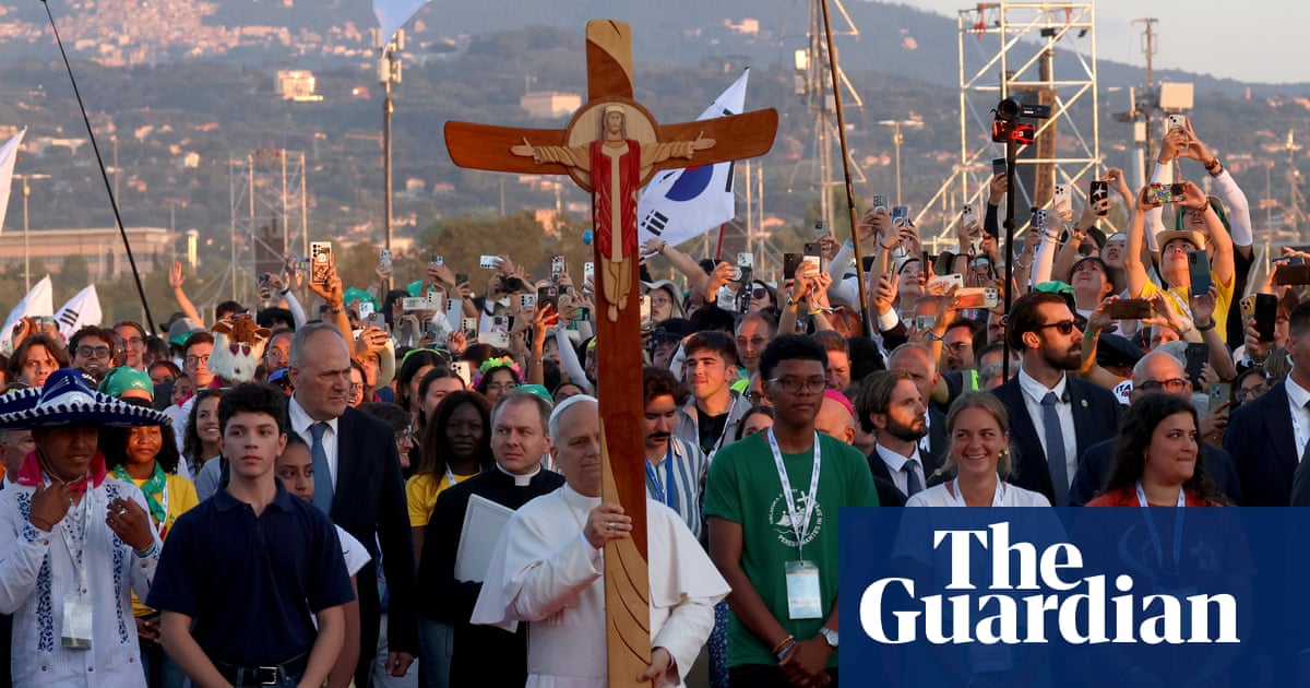 Pope Leo XIV gets rock star welcome from young Catholics at huge vigil | Pope Leo XIV