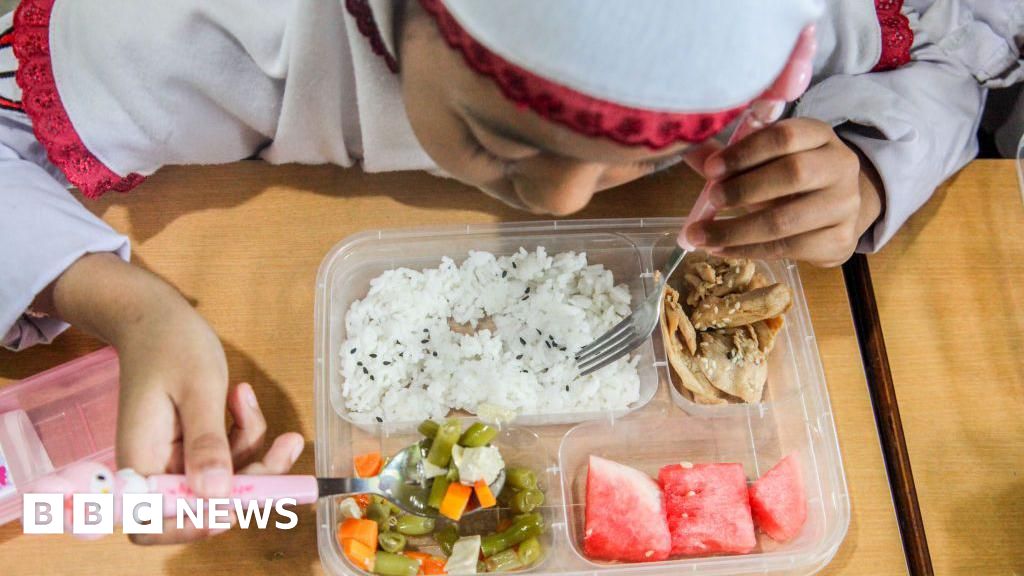 More than 300 hit by food poisoning after eating free school meals