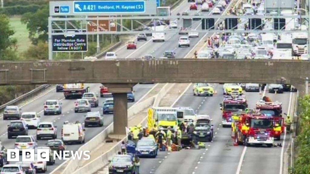 M1 southbound in Bedfordshire due to multi-vehicle serious crash