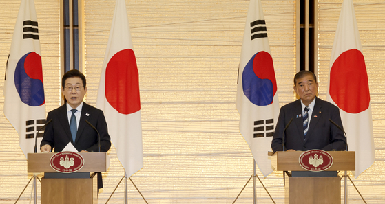 President Lee Jae Myung, left, and Japanese Prime Minister Shigeru Ishiba speak at a joint press briefing after their bilateral summit at the prime minister's official residence in Tokyo on Aug. 23. [JOINT PRESS CORPS]