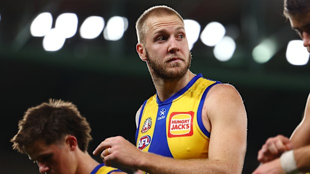 Allen leads the winless Eagles off the field