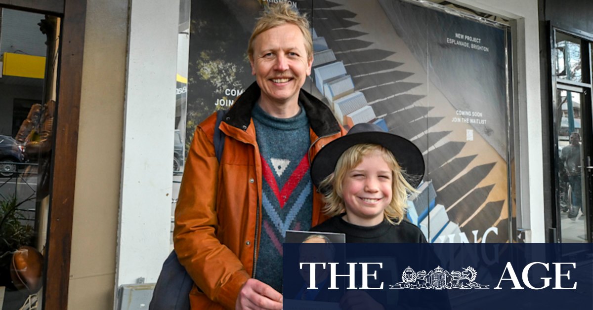 Three friends stole their school bell in their youth. Only in death can it be revealed where it was buried