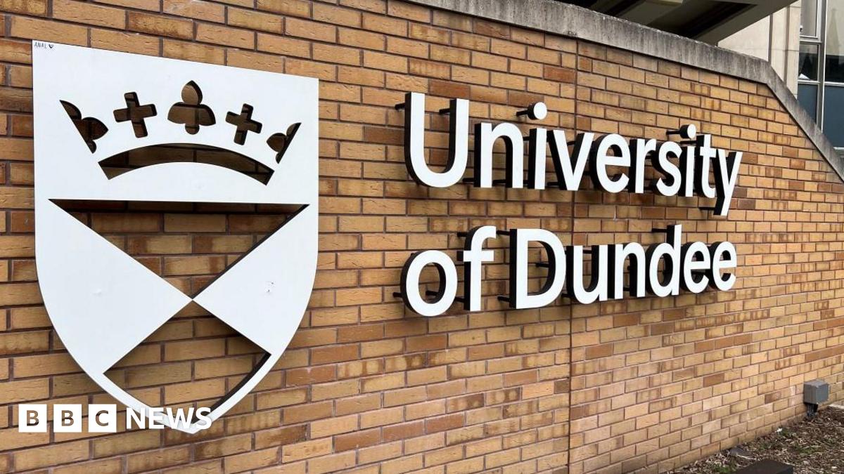A sign saying University of Dundee attached to a brick wall