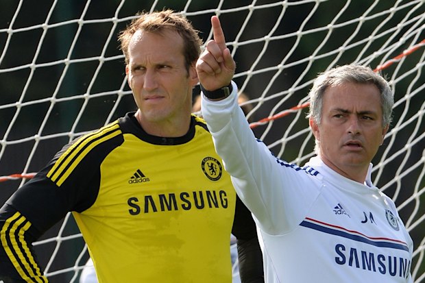Mark Schwarzer at Chelsea training with manager Jose Mourinho.