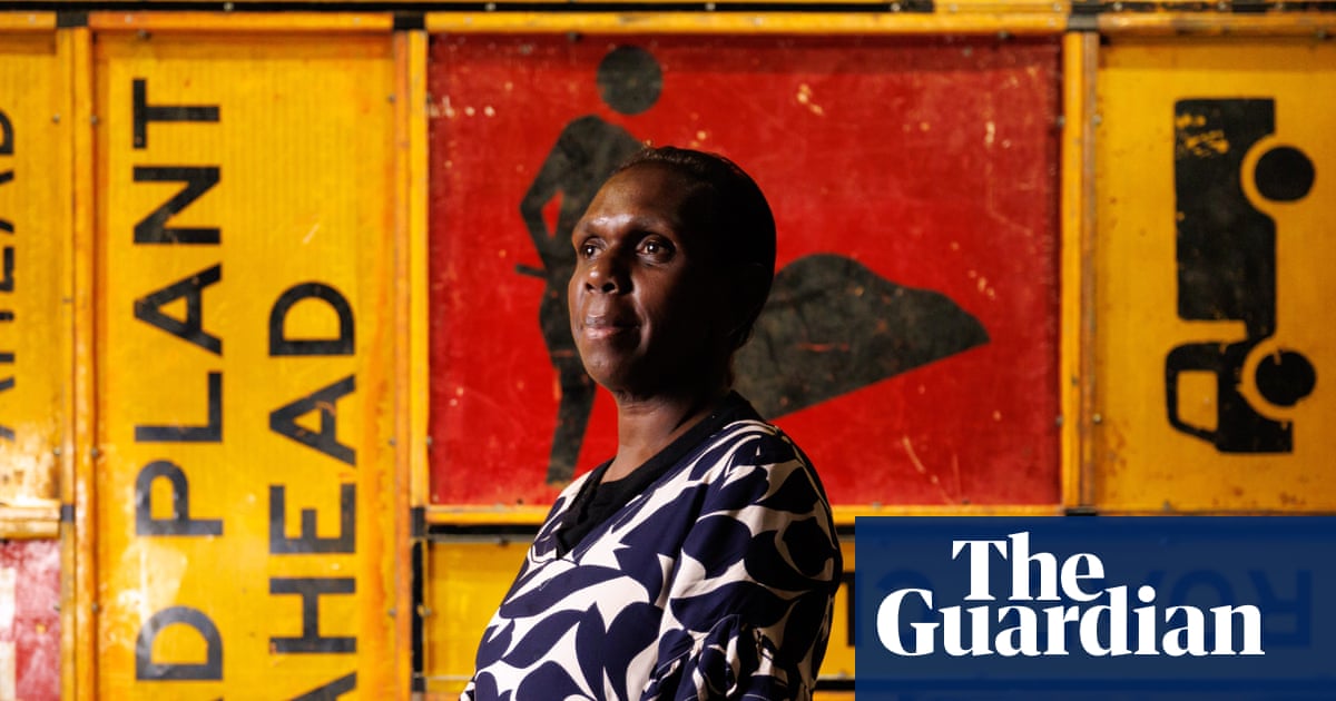 Natsiaa 2025: Gaypalani Waṉambi wins $100,000 award for ‘exquisite’ artwork made with discarded road signs | Indigenous art