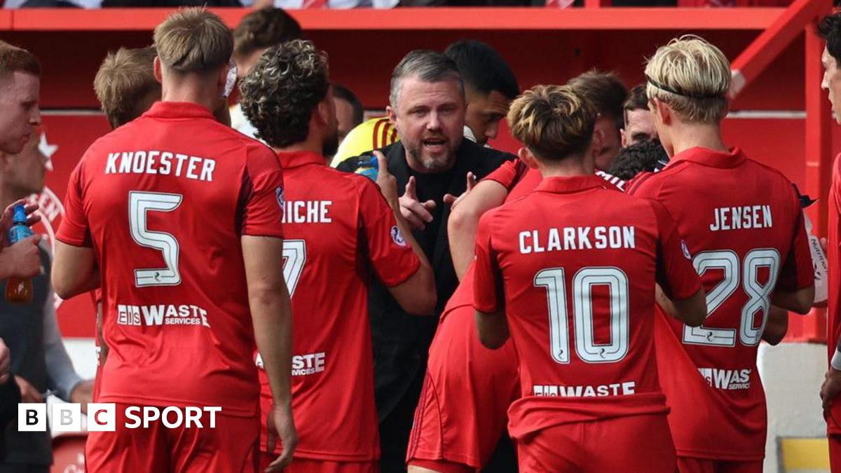 Aberdeen manager Jimmy Thelin speaks to his players