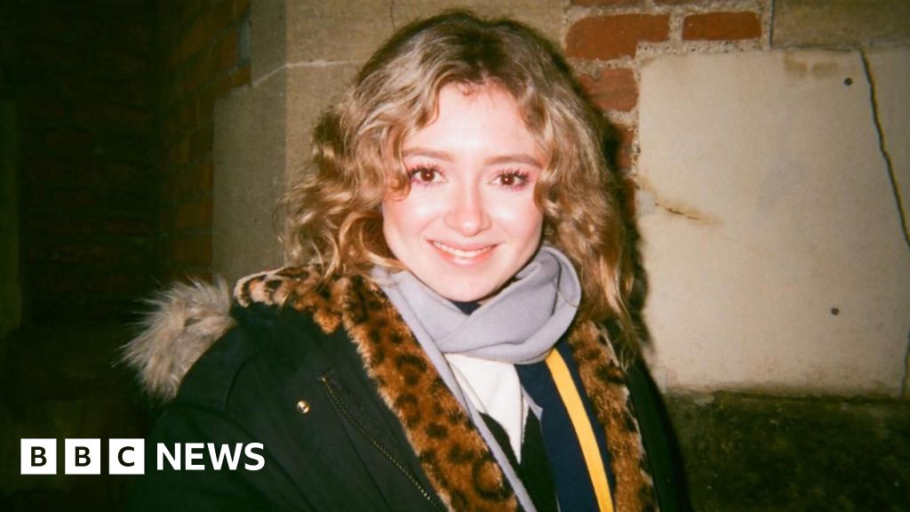 Mum 'kept interrupting paramedics saving daughter', inquest told