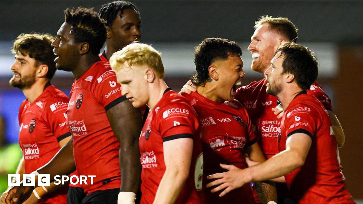 Salford Red Devils players celebrate against Warrington Wolves