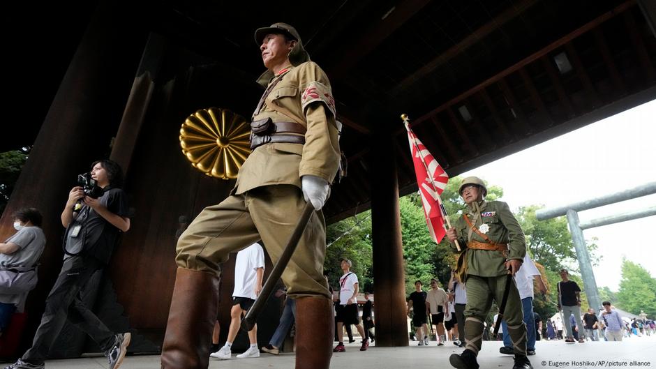 Japan grapples with its past 80 years after World War II – DW – 08/15/2025