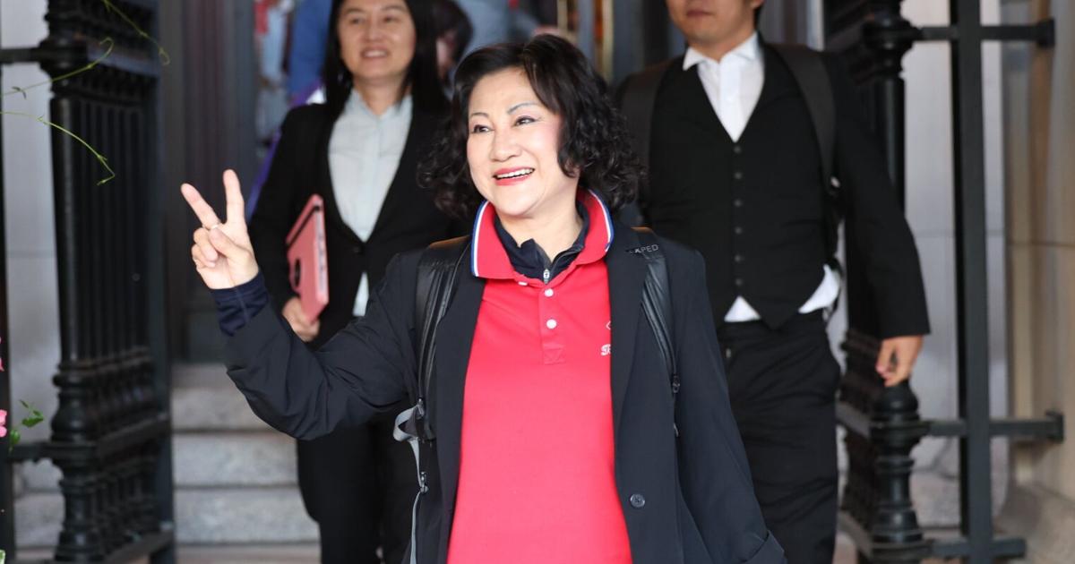 Hudson’s Bay landlords fighting transfer of leases to B.C. billionaire leave court with no decision Friday - Toronto Star