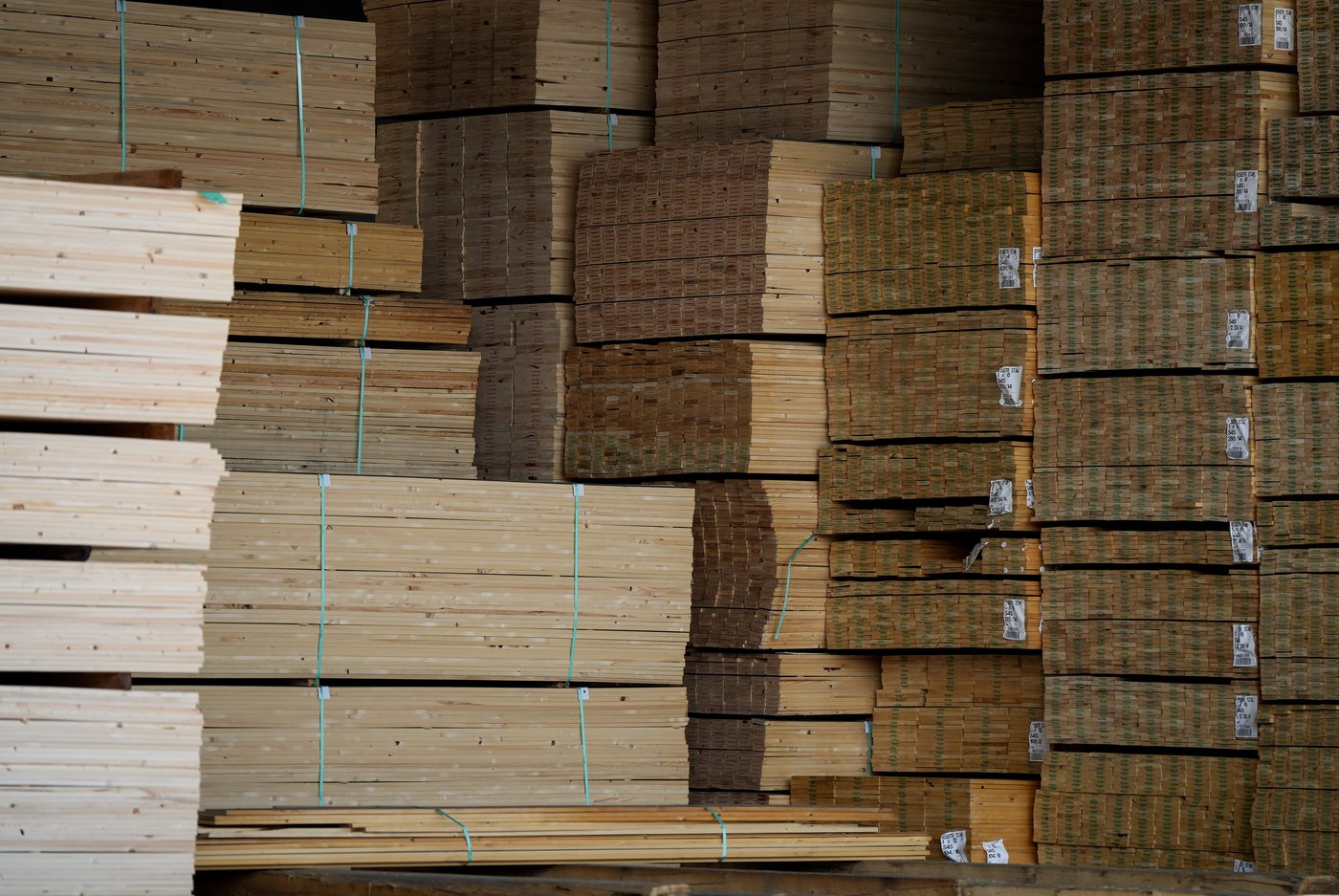 U.S. in final decision to hike Canadian softwood duties, tells officers to collect