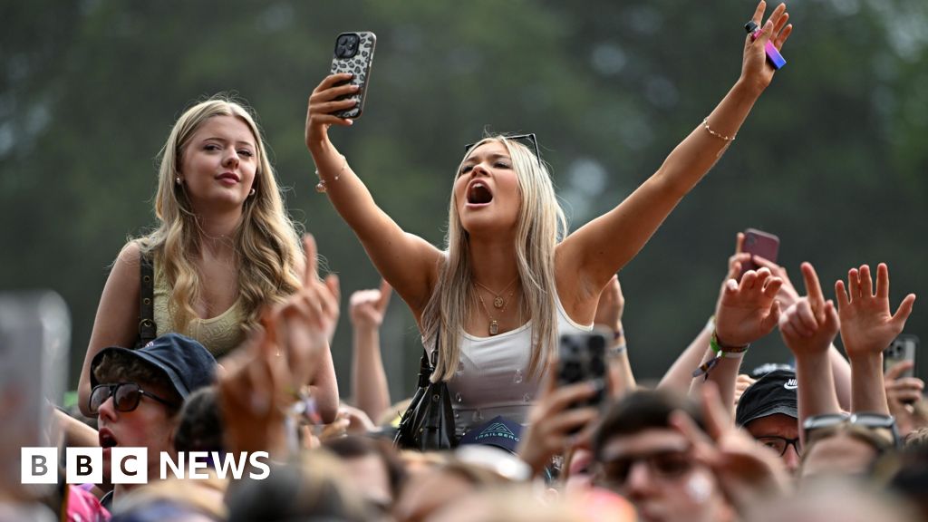 Country to bask in 30C heat on bank holiday Monday