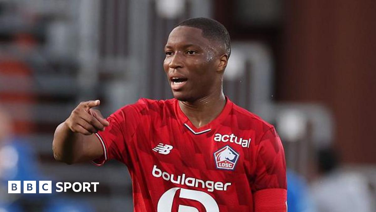 Maro Itoje with Lions fans