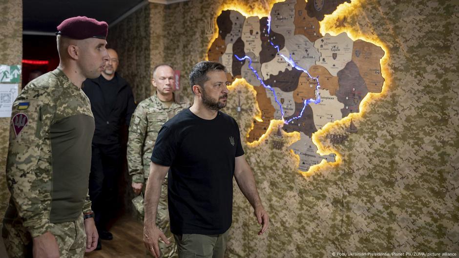 'Russia must end' war it started, Zelenskyy says – DW – 08/18/2025