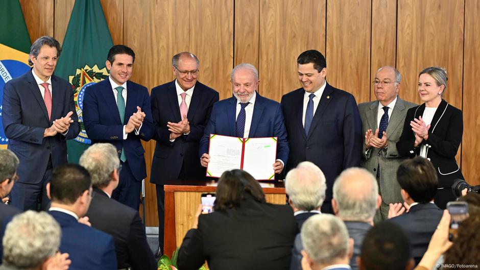 Brazil announces $5.5B package to counter Trump's tariffs – DW – 08/14/2025