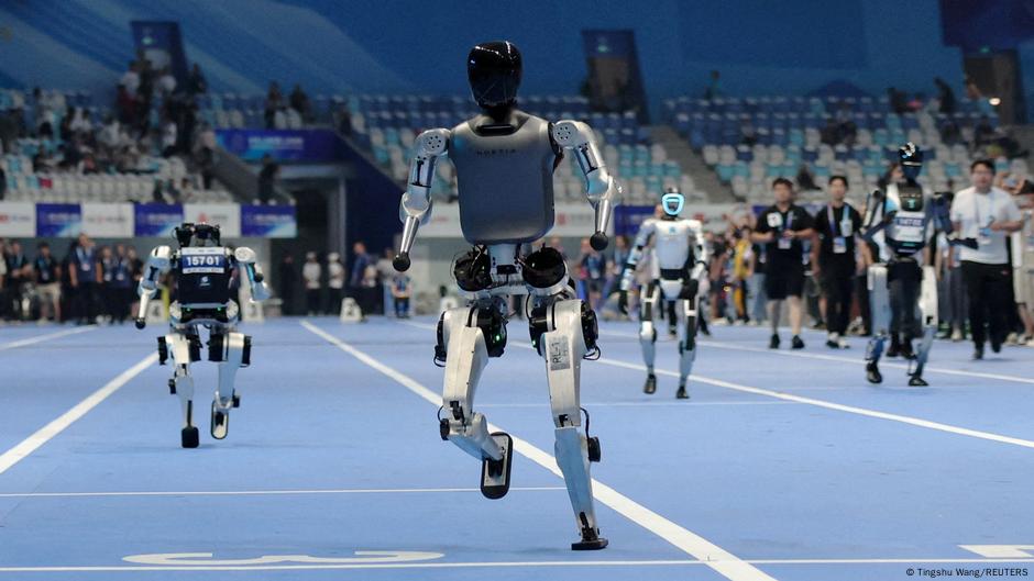 World's first humanoid robot games begin in China – DW – 08/15/2025