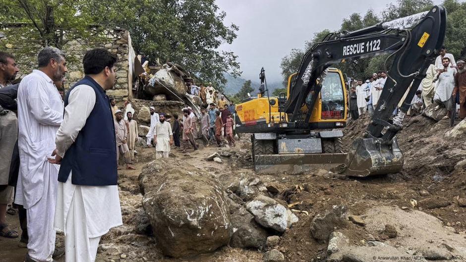 Flooding kills over 300 people in Pakistan, India – DW – 08/15/2025