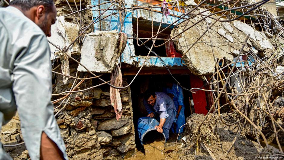 Flash floods kill hundreds in Pakistan, India – DW – 08/16/2025