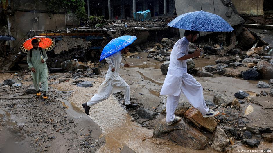 Rescue efforts following flash floods continue – DW – 08/18/2025