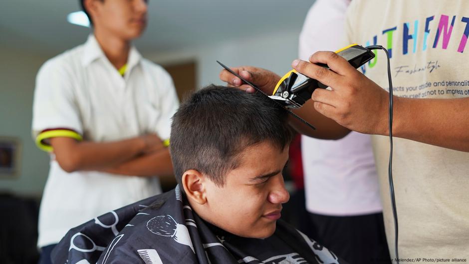 El Salvador schools enforce military-style haircut checks – DW – 08/23/2025