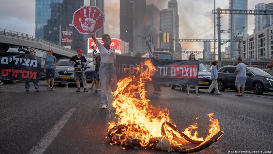 Protesters in Israel demand hostage release, end to Gaza war – DW – 08/26/2025