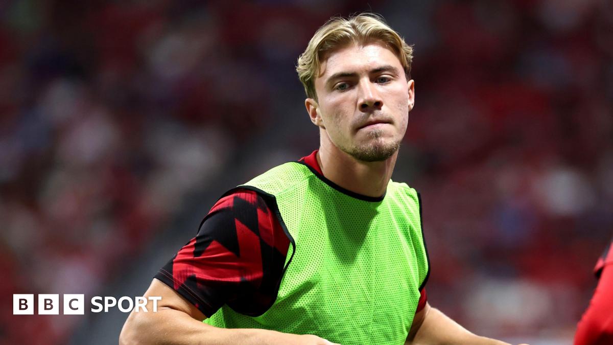 Rasmus Hojlund warms up