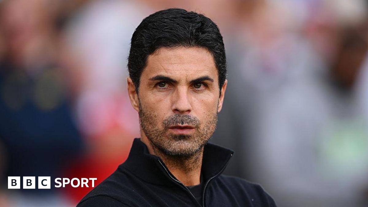 Maro Itoje with Lions fans