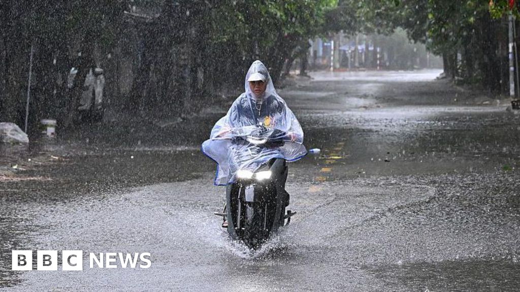 Typhoon Kajiki batters Vietnam's coastal provinces