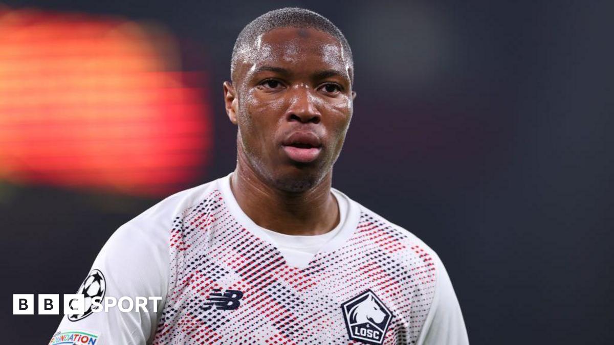 Maro Itoje with Lions fans