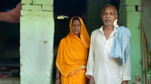 Afzal Adeeb Khan/ BBC Srikishun Paswan and his wife Pavitri Devi at their home in Bihar's Kharika village