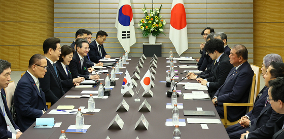 President Lee Jae Myung, center left, and Japanese Prime Minister Shigeru Ishiba hold a bilateral summit in Tokyo on Aug. 23. [JOINT PRESS CORPS]
