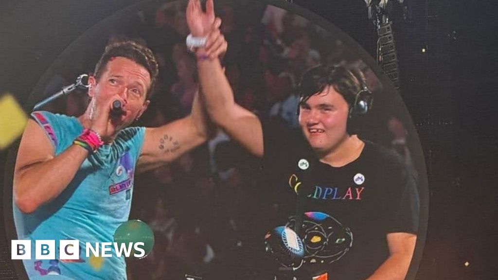 Teen in tears after going on stage with Coldplay