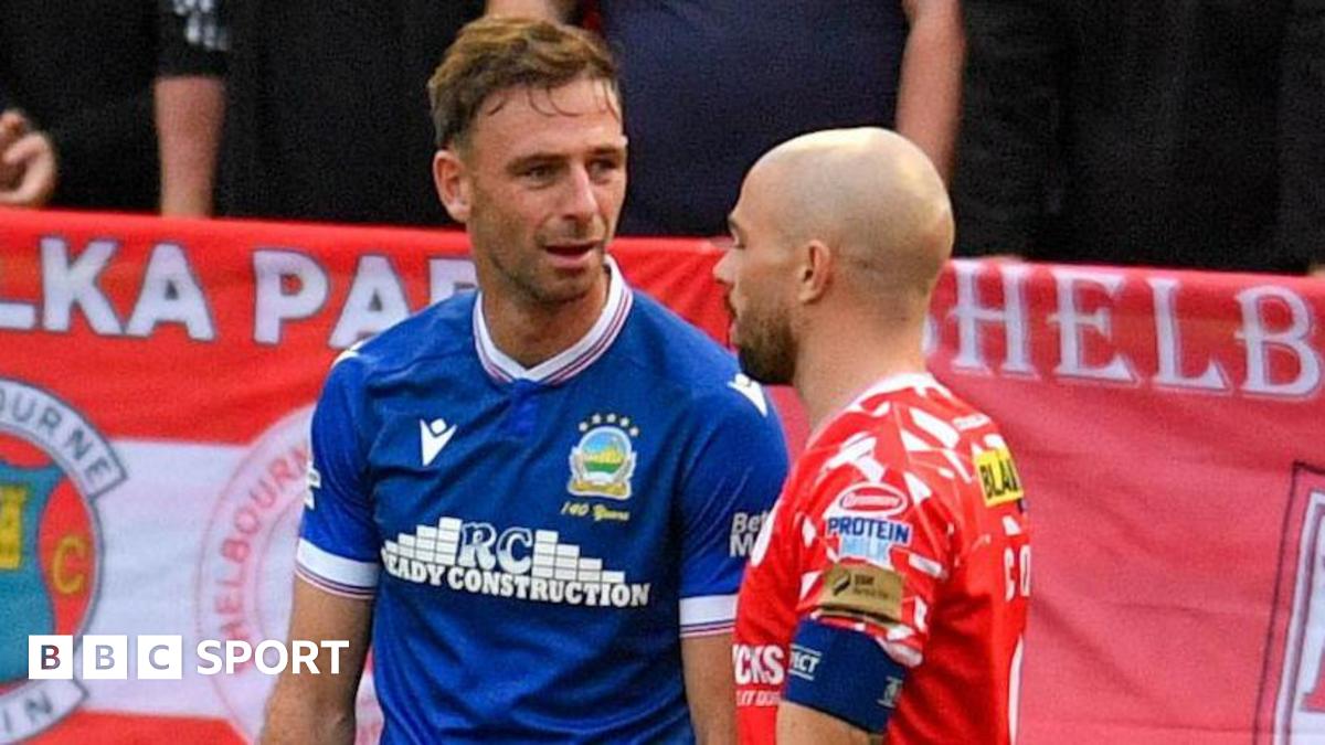 England women lift trophy