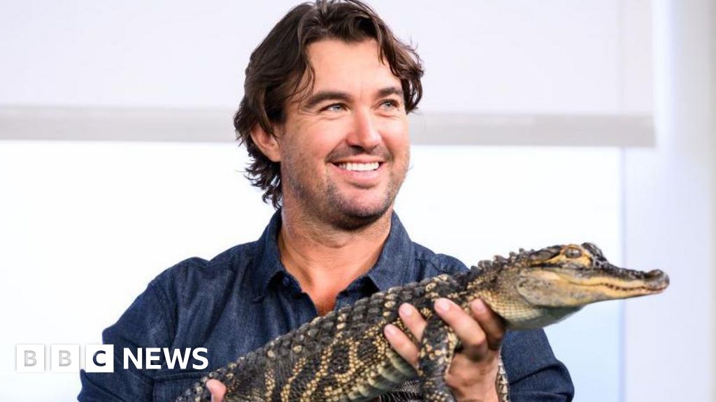 Famous croc wrangler urged friends to 'torch' evidence, trial hears