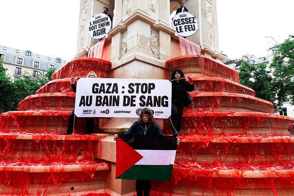 Greenpeace France, Oxfam France, Amnesty International France, Doctors of the World and Ekō carried out a symbolic action in the heart of Paris, pouring red food coloring into the pool of the Fountain of the Innocents. This operation aims to denounce France's slow response to the dire humanitarian emergency facing the people of Gaza today. © Robin Jehl / Greenpeace