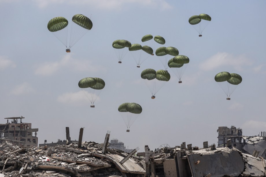 Palestinian boy killed by air-dropped aid box in central Gaza – Middle East Monitor