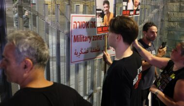 Israeli captive families confront police outside army headquarters | Israel-Palestine conflict News