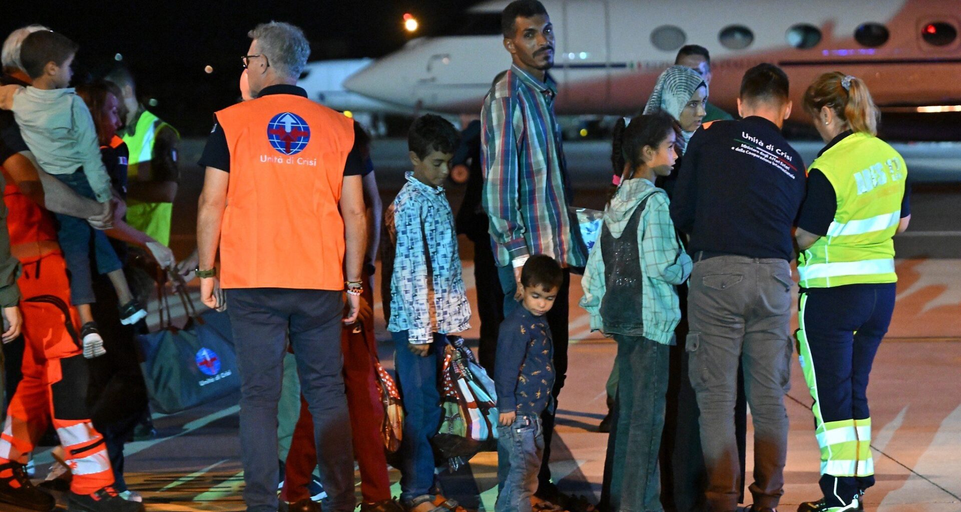 Medics and health personnel welcome Palestinian children from Gaza and their families brought for medical care at Rome's Ciampino airport. (Andreas SOLARO / AFP)