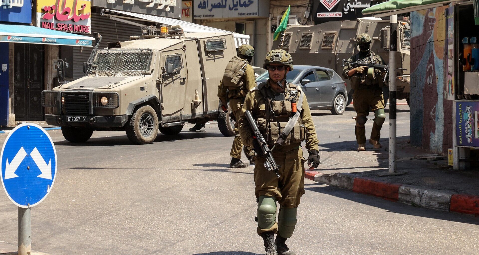 IDF troops raid Ramallah money changer accused of funding Hamas activities