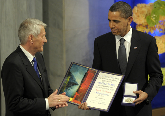 US President Barack Obama, right  is applauded by Nobel Committee Chairman Thorbjorn Jagland after receiving the Nobel Peace Prize during a ceremony  in the Main Hall of Oslo City Hall in Oslo, Norway, Thursday, Dec. 10, 2009. (AP Photo/Susan Walsh)