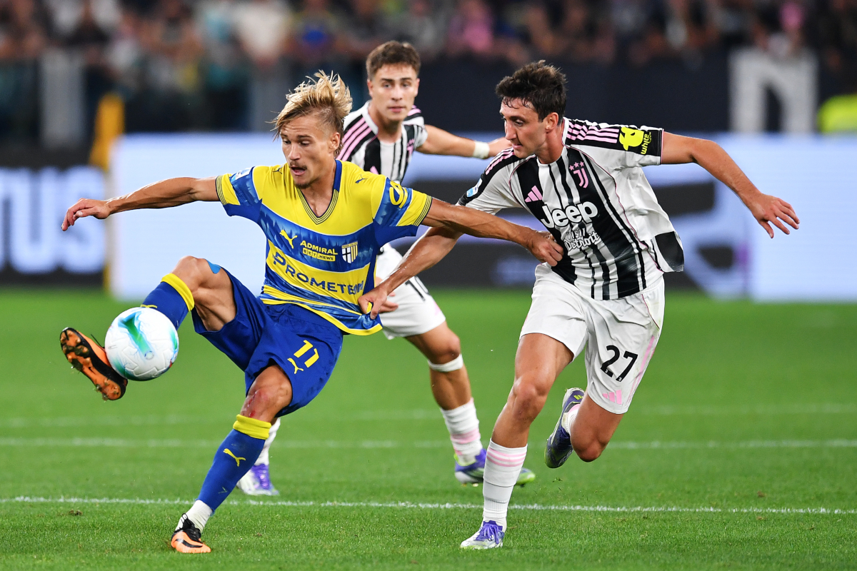 TURIN, ITALY - AUGUST 24: Pontus Almqvist of Parma is challenged by Andrea Cambiaso of Juventus during the Serie A match between Juventus FC and Parma Calcio 1913 at on August 24, 2025 in Turin, Italy. (Photo by Valerio Pennicino/Getty Images)
