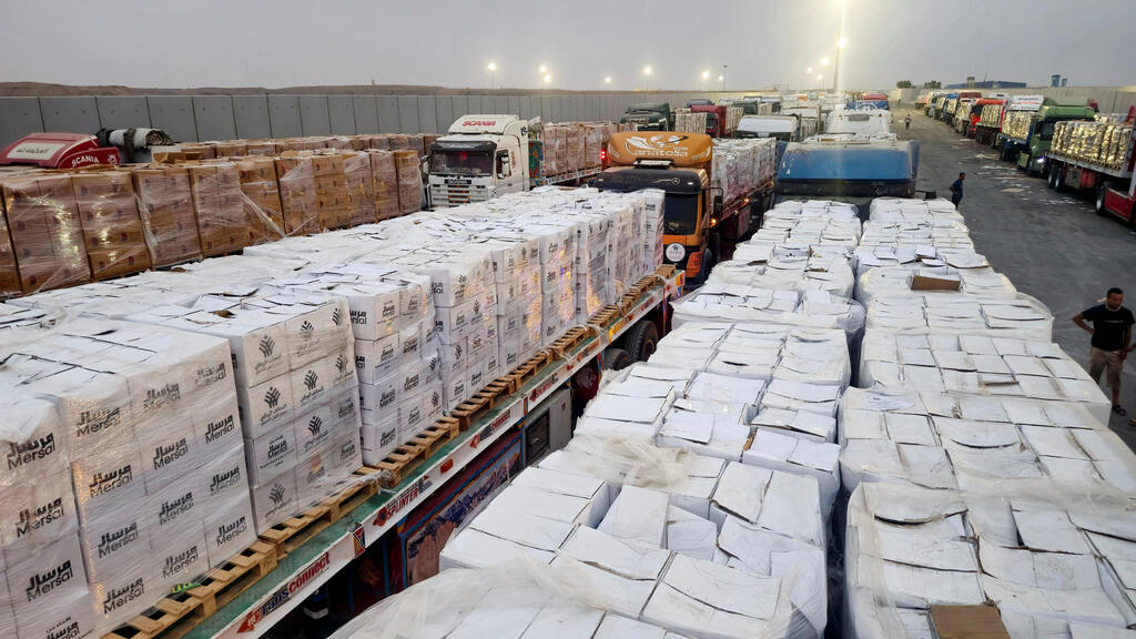 משאיות סיוע הומניטרי ממתינות ברפיח