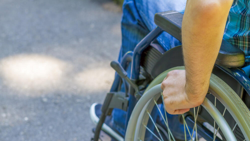 אדם בכיסא גלגלים