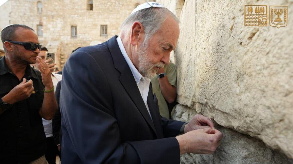 השגריר מייק האקבי וביתו בכותל המערבי