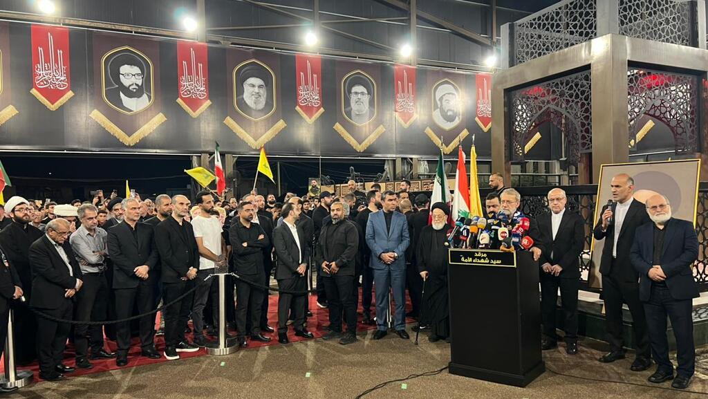 מזכיר ביטחון לאומי של איראן עלי לאריג'אני בקברו של נסראללה