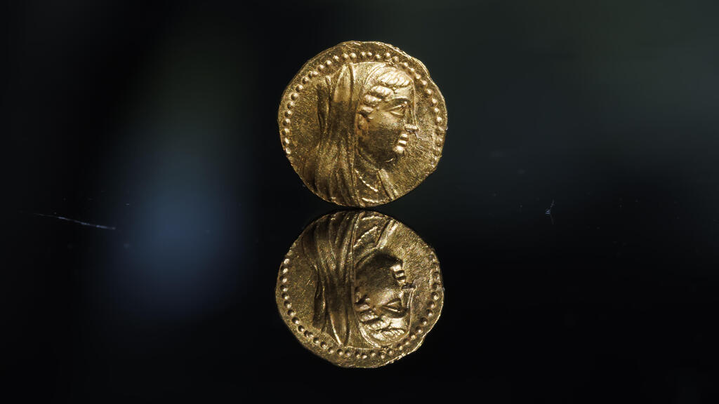 מטבע הזהב הנושא את דמות המלכה ברניקי השנייה