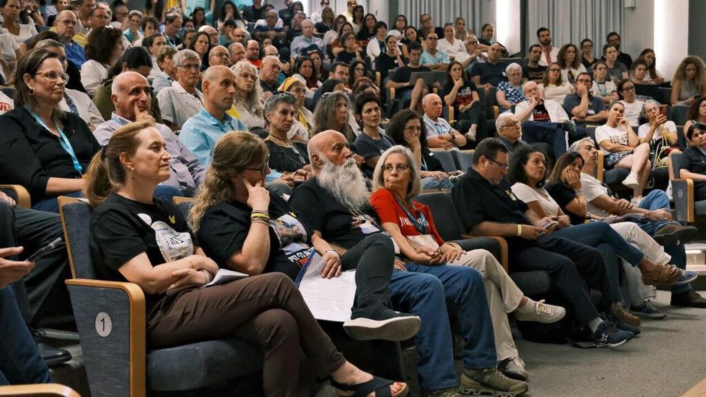 משפחות החטופים בכנס החירום הארצי של צוותי בריאות הגוף והנפש להחזרת כל החטופים