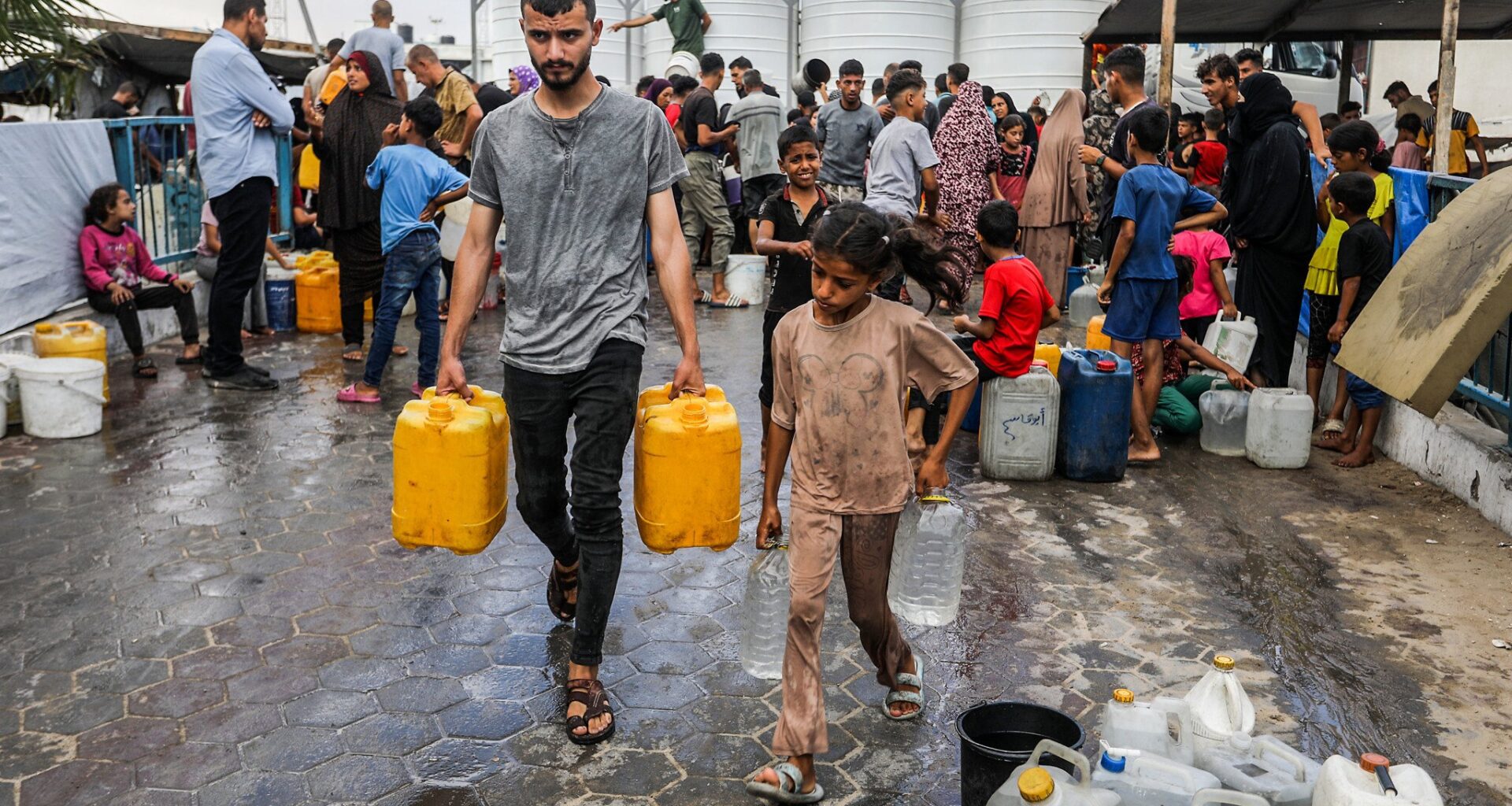 Palestinians collect drinking water in Khan Younis, in the southern Gaza Strip, July 13, 2025. (Abed Rahim Khatib/Flash90)