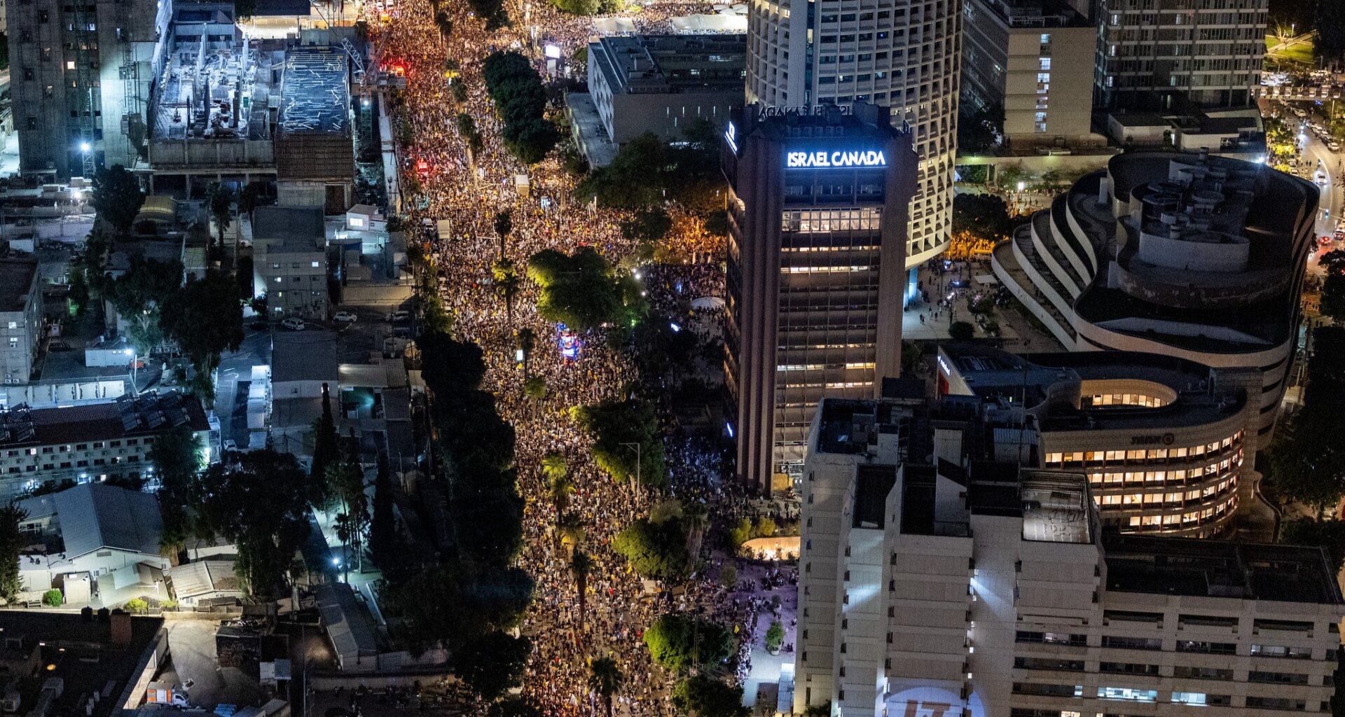 Hundreds of thousands demonstrate in Tel Aviv at end of nationwide day of hostage protests