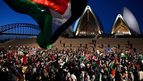Thousands, including Julian Assange, at pro-Palestinian march in Sydney